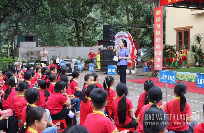 Thành viên Ban tổ chức chương trình tuyên truyền pháp luật an toàn giao thông đến các em học sinh
