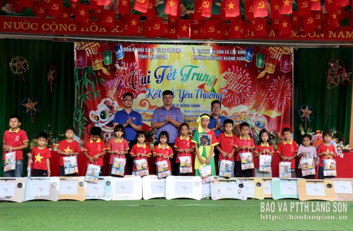 Đại diện Ban tổ chức trao quà cho các em học sinh có hoàn cảnh khó khăn