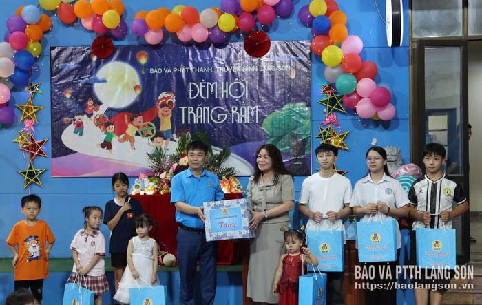 Lãnh đạo LĐLĐ tỉnh tặng quà trung thu cho đại diện công đoàn cơ sở và thiếu niên, nhi đồng tại Báo và Phát thanh, Truyền hình Lạng Sơn