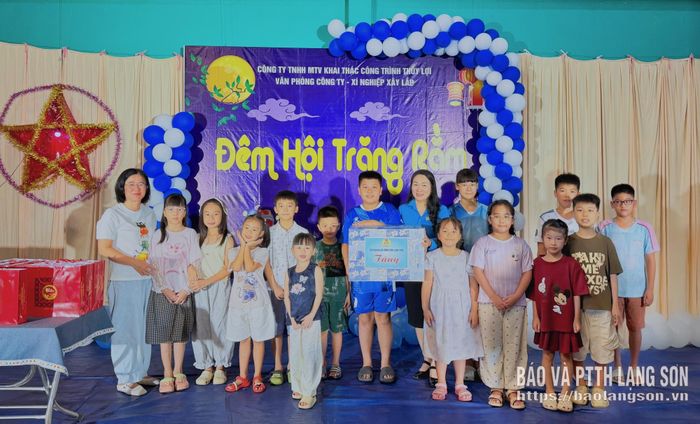 Lãnh đạo LĐLĐ tỉnh trao quà trung thu cho thiếu niên, nhi đồng tại Đêm hội trăng rằm Công ty TNHH MTV Khai thác công trình thủy lợi 