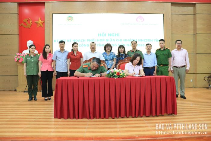 Lãnh đạo Chi nhánh Ngân hàng Chính sách xã hội tỉnh và Công an tỉnh ký kết kế hoạch phối hợp