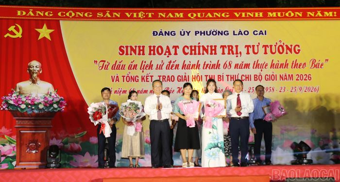 Trao giải Nhất cho các thí sinh.