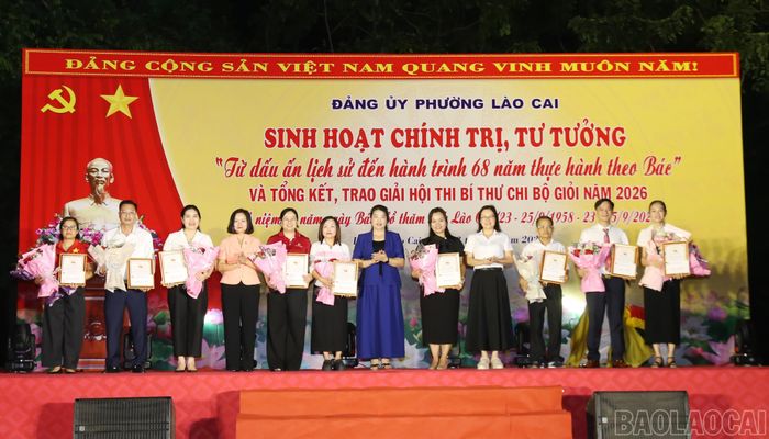 Trao giải Ba cho các thí sinh.