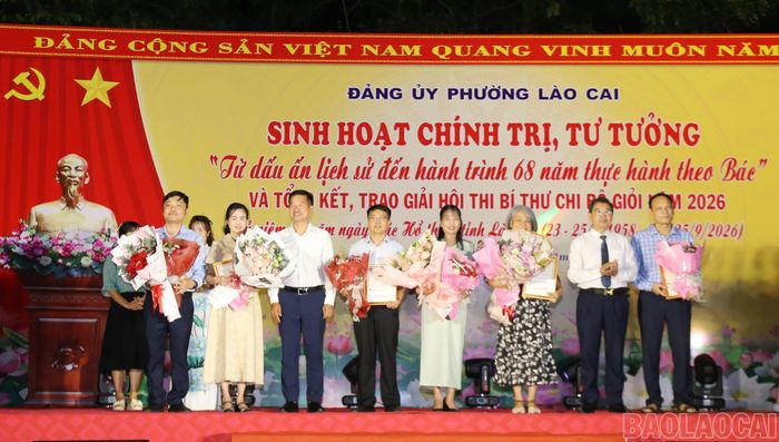 Trao giải Nhì cho các thí sinh.