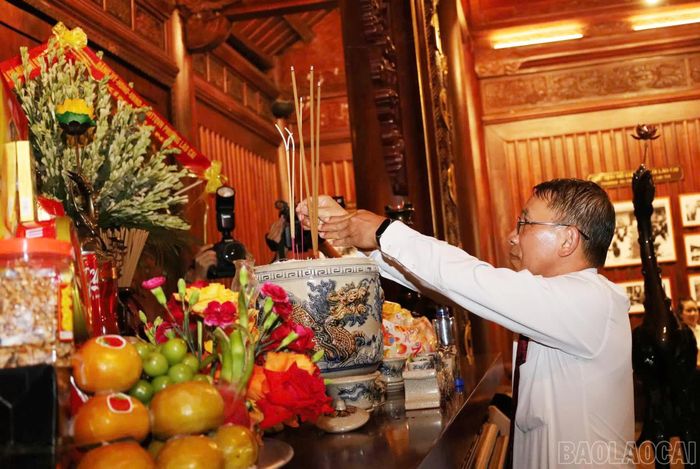Lãnh đạo Ban Tổ chức Tỉnh ủy dâng hương Chủ tịch Hồ Chí Minh.