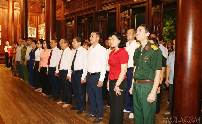 Đoàn đại biểu phường Lào Cai dâng hương Chủ tịch Hồ Chí Minh.