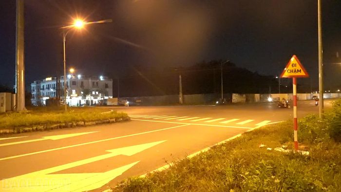 Biển cảnh báo “Đi chậm” được lắp đặt tại khu vực nút giao.