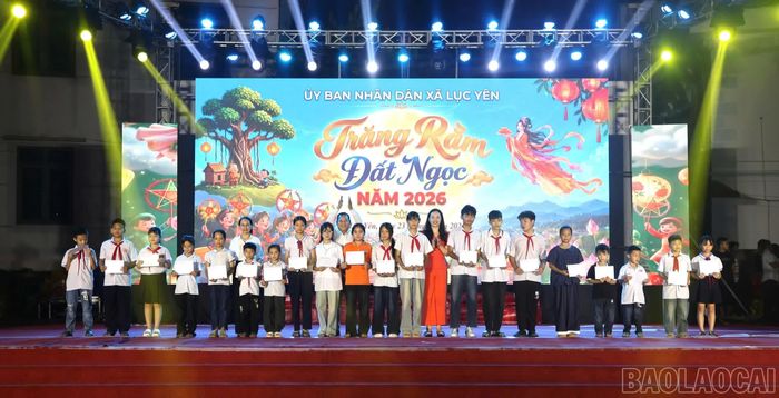 Trao quà cho học sinh nghèo vượt khó vươn lên trong học tập.