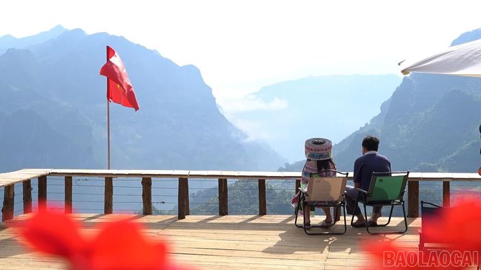 Thôn Lao Chải là điểm ngắm cảnh lý tưởng, nơi du khách có thể thu trọn vẻ đẹp núi non hùng vĩ của Si Ma Cai.