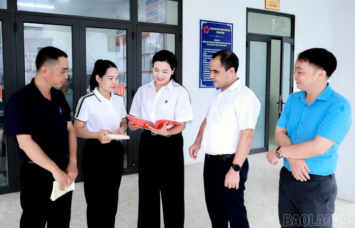 Việc nắm bắt công tác tư tưởng luôn được cán bộ xã Đông Cuông chú trọng.