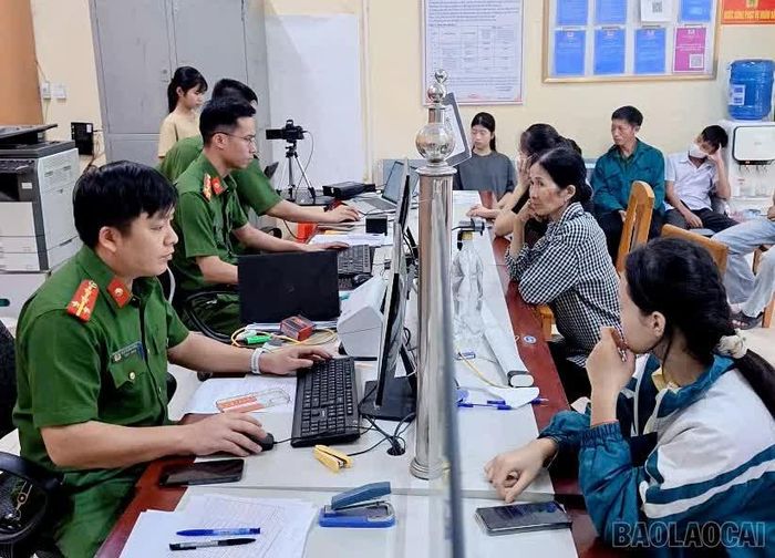 Công an xã Quy Mông giải quyết thủ tục hành chính cho người dân.