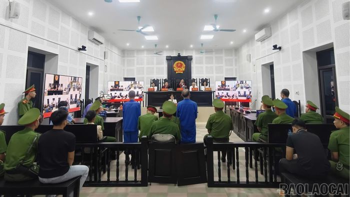 Hội đồng xét xử tuyên án.