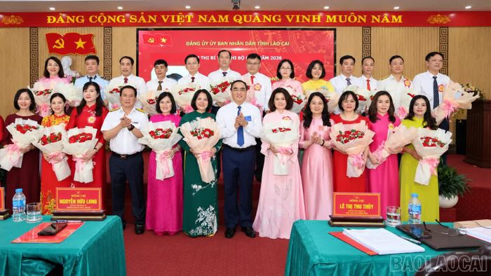 Ban Tổ chức Hội thi tặng hoa chúc mừng các thí sinh.