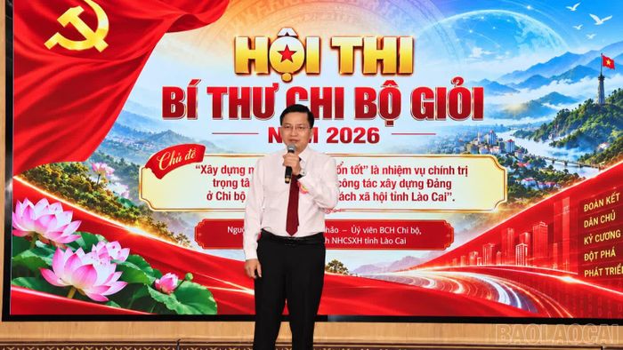 Các thí sinh tham dự các phần thi.
