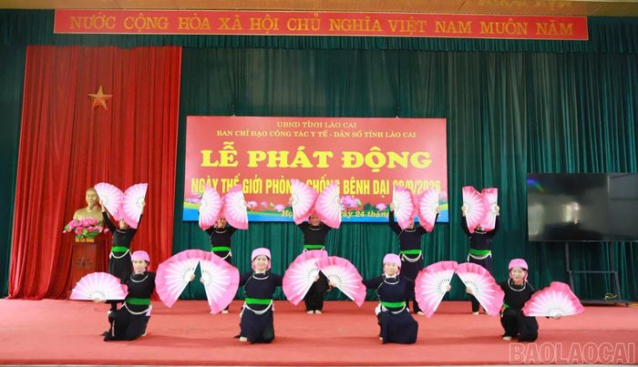 Biểu diễn văn nghệ tại lễ phát động.