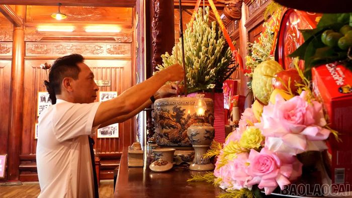 Lãnh đạo Công ty Điện lực Lào Cai dâng hương tưởng niệm Chủ tịch Hồ Chí Minh.