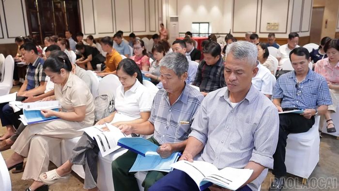 Đại biểu nghiên cứu các chuyên đề tại hội nghị.