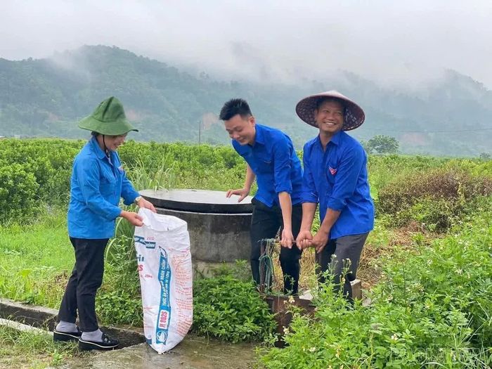 Thanh niên Lào Cai thu gom rác thải ngoài đồng ruộng