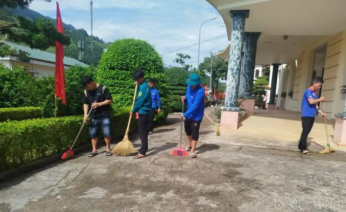 Đoàn viên, thanh niên xã Mù Cang Chải vệ sinh môi trường.