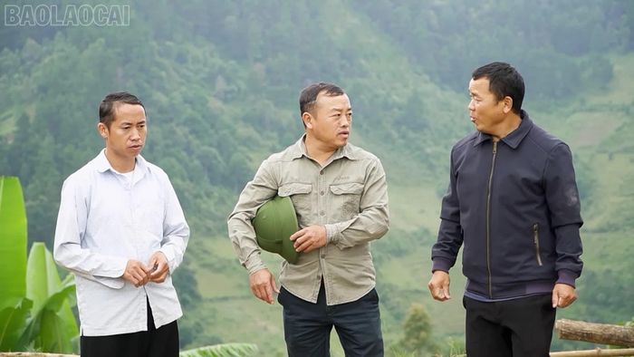 Lãnh đạo MTTQ xã Hạnh Phúc lắng nghe kiến nghị của người dân thôn Bản Công.