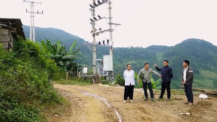 Lãnh đạo MTTQ xã Hạnh Phúc vận động Nhân dân hiến đất làm đường vào thôn.
