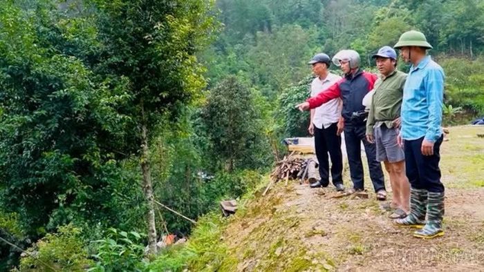 Lãnh đạo UBND xã Hạnh Phúc kiểm tra công tác di dân tại thôn Kháo Chu.