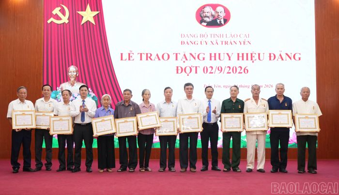 Các đảng viên nhận Huy hiệu Đảng.
