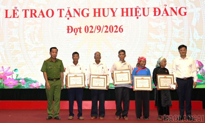 Đợt này, xã Văn Bàn có 67 đảng viên được trao, truy tặng Huy hiệu Đảng.