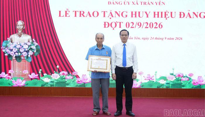Lãnh đạo xã trao Huy hiệu 60 năm tuổi Đảng.