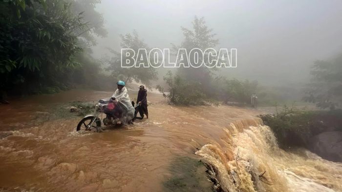 Ngầm tràn trên đường dẫn vào thôn Nậm Trà, Nậm Phảng mùa mưa lũ...