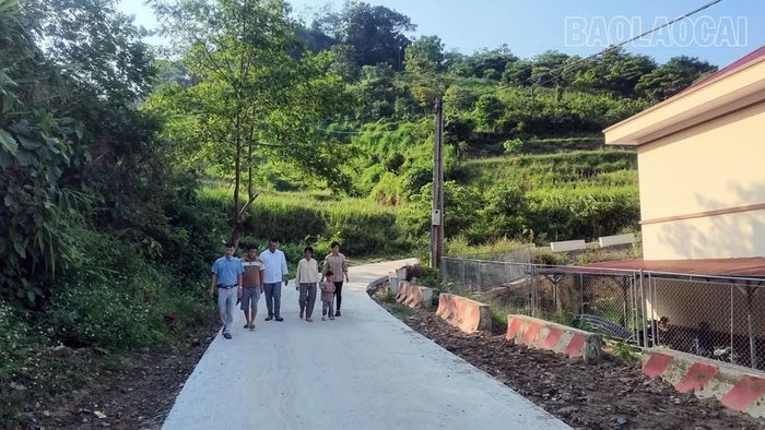 Tuyến đường hoàn thành giúp người dân đi lại thuận lợi, an toàn.