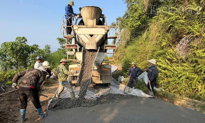 Tranh thủ những ngày nắng, đơn vị thi công đẩy nhanh tiến độ đổ bê tông tuyến đường lên thôn Nậm Trà, Nậm Phảng.