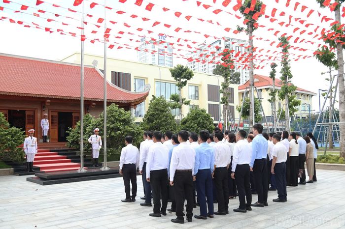 Đoàn công tác tỉnh Lào Cai dâng hương tại Nhà thờ Bác Hồ ở Đồng Nai.