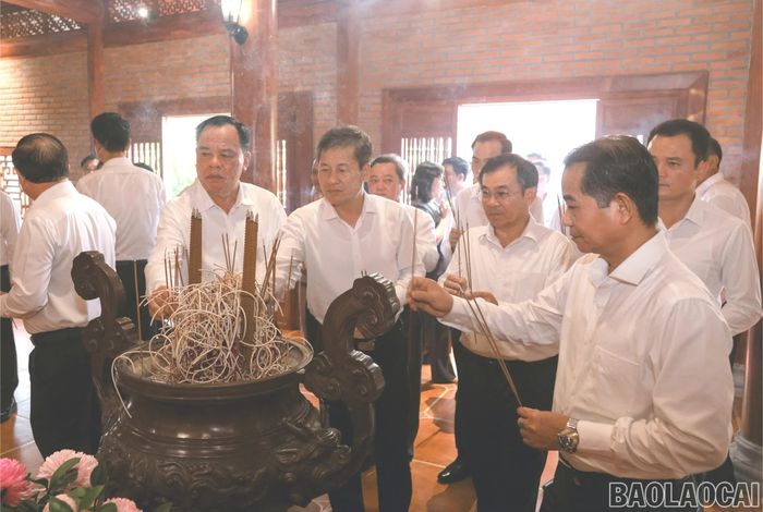 Các đồng chí trong đoàn công tác dâng hương tại Nhà thờ Bác Hồ.
