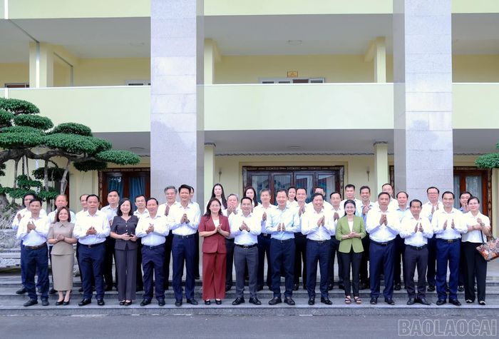 Đoàn công tác của tỉnh Lào Cai và lãnh đạo thành phố Đồng Nai chụp ảnh lưu niệm.