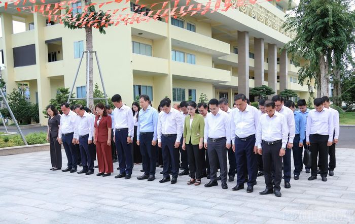 Trong không khí trang nghiêm, thành kính, Đoàn công tác của Ban Thường vụ Tỉnh ủy Lào Cai và lãnh đạo thành phố Đồng Nai dành phút mặc niệm, bày tỏ lòng biết ơn sâu sắc đối với những người đã cống hiến, hy sinh vì sự nghiệp đấu tranh giành độc lập, tự do của Tổ quốc, vì hạnh phúc của Nhân dân.