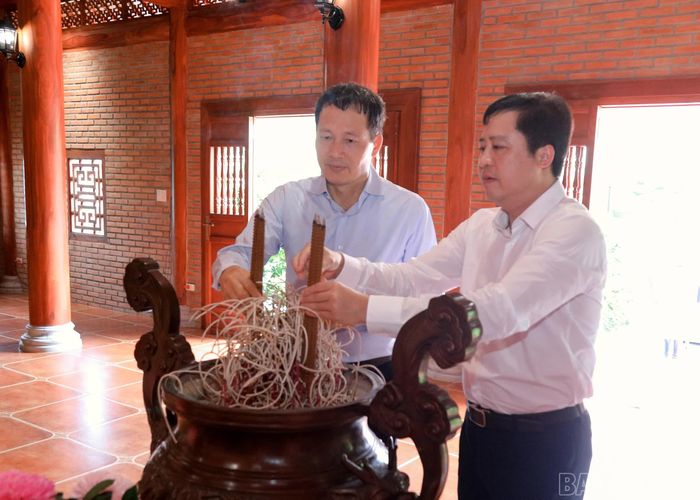 Đồng chí Dương Quốc Huy - Bí thư Tỉnh ủy Lào Cai và đồng chí Vũ Hồng Văn - Bí thư Thành ủy, Trưởng đoàn Đại biểu Quốc hội thành phố Đồng Nai dâng hương tại Nhà thờ Bác Hồ.