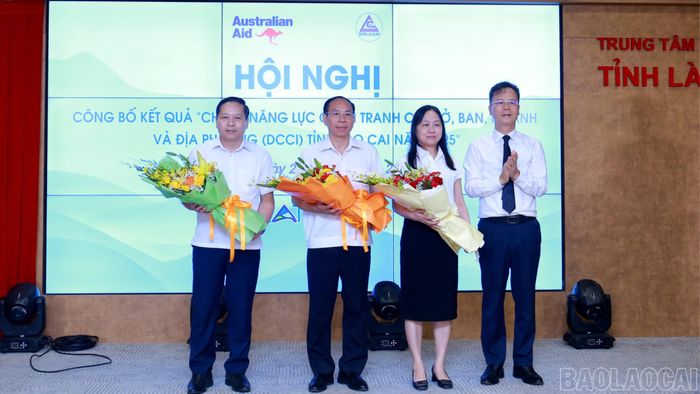 Phó Chủ tịch UBND tỉnh Nguyễn Thành Sinh vinh danh các đơn vị có kết quả DCCI tốt nhất năm 2025.