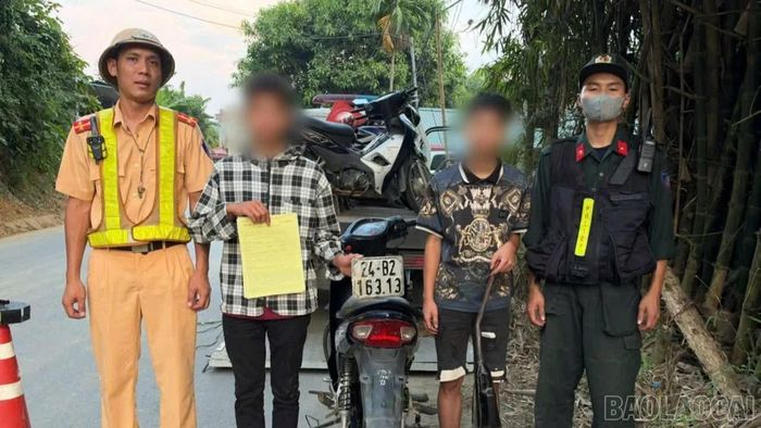 Lực lượng công an làm việc với người vi phạm.