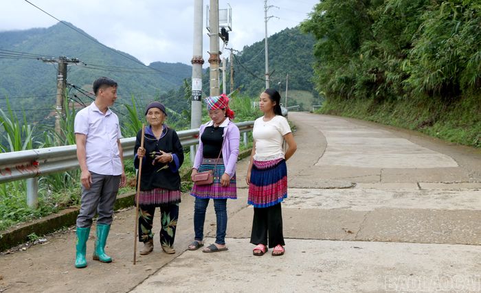 Lãnh đạo HĐND xã Lao Chải trò chuyện, lắng nghe cử tri phản ánh về hiện trạng và đề xuất nâng cấp các tuyến đường liên thôn, đường nội đồng trên địa bàn.