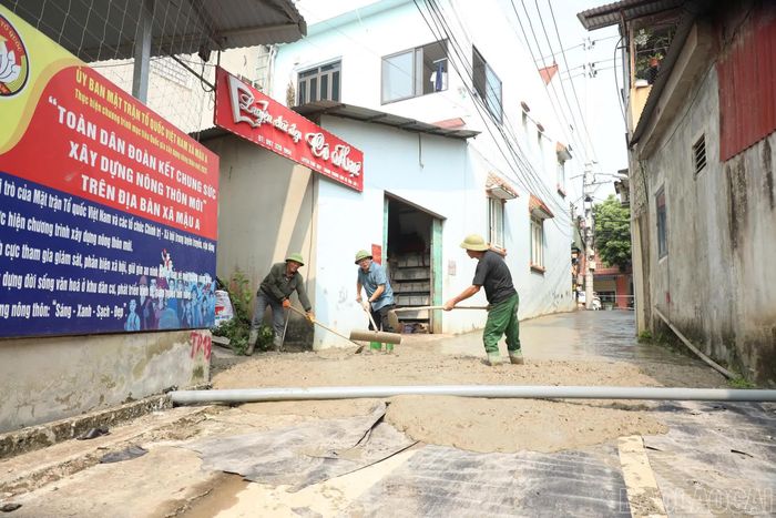 Thi công mở rộng tuyến giao thông nông thôn tại thôn Mậu A 5.