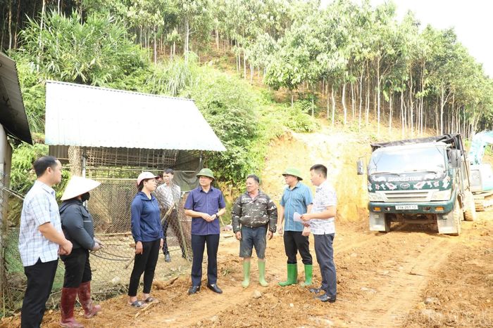 Lãnh đạo xã Mậu A kiểm tra tiến độ thi công các tuyến giao thông nông thôn tại cơ sở.