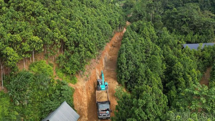 Tuyến đường vào thôn An Thịnh 6 đang được mở rộng nền đường trong "Chiến dịch 30 ngày đêm".