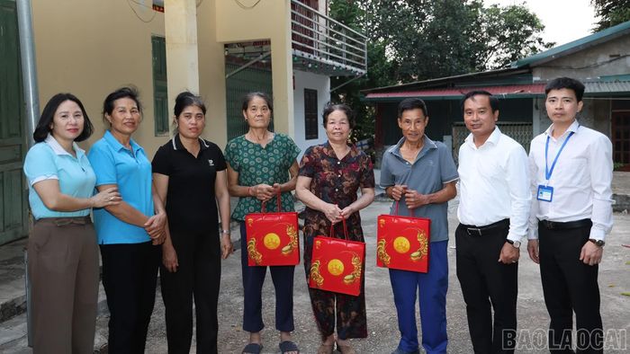 Đồng chí Nguyễn Duy Tuyến - Phó Chủ tịch UBND phường Cam Đường, đến thăm, tặng quà 17 hộ gia đình thực hiện giải phóng mặt bằng.