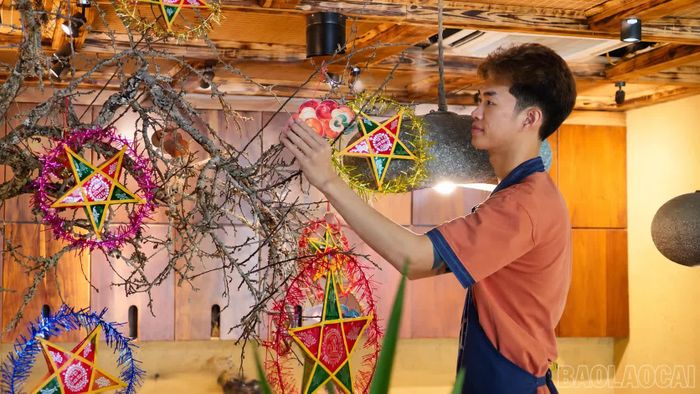 Nhân viên tại quán cafe chăm chút từng góc nhỏ, tạo không gian Trung thu rực rỡ.