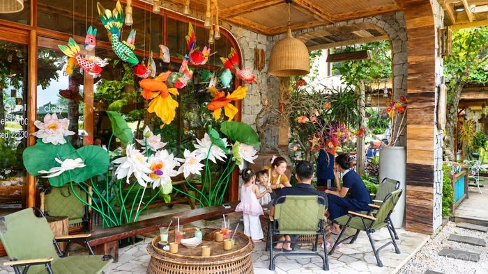 Không gian Trung thu tại các quán cà phê trở thành điểm hẹn để gia đình, bạn bè gặp gỡ, trò chuyện.