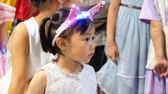 Các em nhỏ rạng rỡ trong đêm rước đèn với những chiếc đèn Trung thu và phụ kiện đáng yêu.