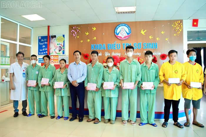 Tặng quà động viên gia đình có bệnh nhi đang điều trị tại Khoa điều trị sơ sinh.