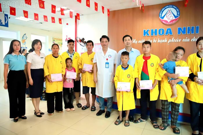 Đoàn đến thăm, tặng quà cho bệnh nhi đang điều trị tại Khoa Nhi.