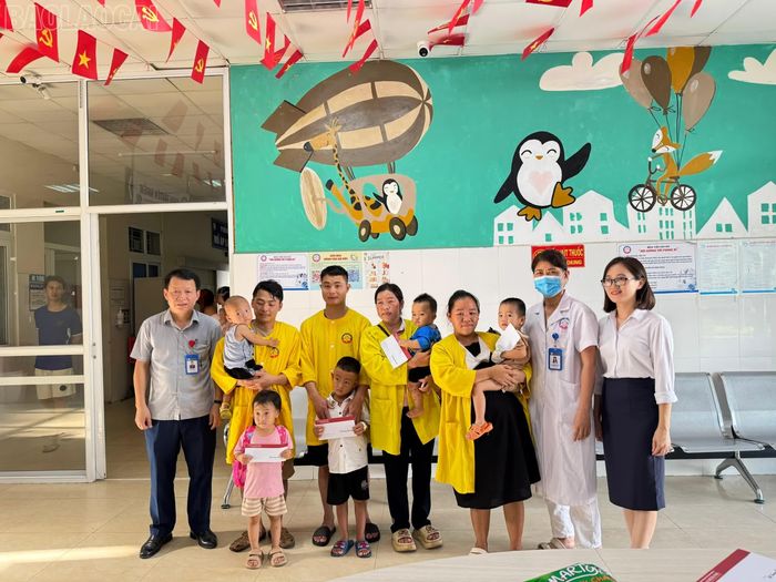 Ngân hàng BIDV chi nhánh Lào Cai và Câu lạc bộ "Nồi cháo nhân ái" tặng quà bệnh nhi và trẻ sơ sinh.
